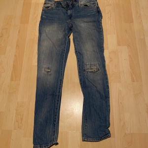 Polo jeans sullivan slim - Säljes då jag aldrig använder,är ett par polo jeans med snygga slitningar. dem är i väldigt bra skick och knappt använda. Passar riktigt bra om man gillar lite mer slim fit är 170 och har i vanliga fall 30/30. Bara att skriva om man har några frågor 