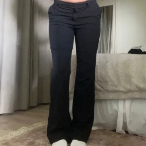 Kostymbyxor  - Midwaist kostumbyxor med lite bootcut från Lindex, en liten defekt på sidan av benet (bild 2).
