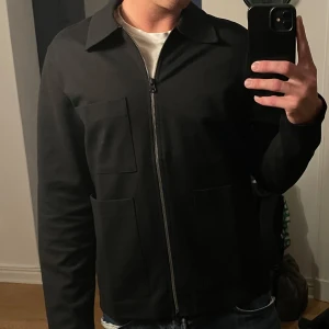 Elvine Overshirt - Elvine Overshirt - Svart, perfekt inför hösten!  Skick: 10/10, endast använd 2 gånger, som helt ny.  Storlek: M men är mer som en S, är 180cm och den passar perfekt! Brukar vanligtvis ha S.  Nypris: 1299kr  Hör av dig vid funderingar!  