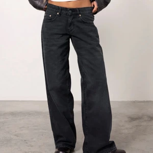MotelRocks Roomy Extra Wide Low Rise Jeans i Washed Black - strl W26 L32, helt oanvända har bara provats på. säljer pga de är för små. köptes för 969kr. 