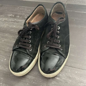 Svarta Lanvins strl 43 - Jag säljer ett par hyfsat använda Lanvins i storlek 43. Skorna är sparsamt använda och ser rätt nya ut på. Inga synliga slitage dock är mockan lite förstört vilket går och fixa.