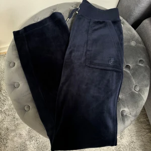 Juicy Couture byxor  - Supersnygga Juicy Couture byxor i marinblått. Inga skador. Precis som ny! 