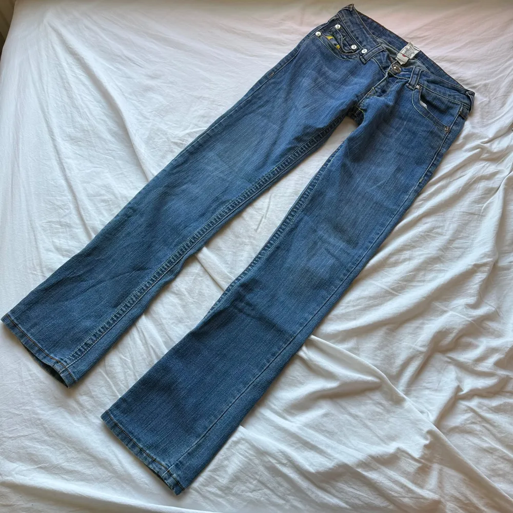 midja rakt över är 36-37cm och innerben är 80cm. Jeans & Byxor.