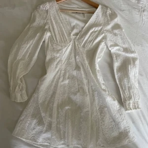 Studentklänning  - Jättefin vit klänning. Passar perfekt till student💗 Endast använd en gång och har inga tecken på användning 