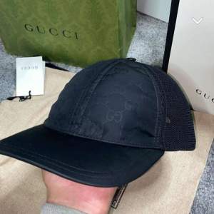 Säljer en gucci keps nylon i bästa skick, kepsen är väldigt sällsynt och svår och få tag i. Storlek S Kepsen har inga skador eller problem  Skick 10/10  Pris 3200kr Allt i bilden ingår  Kan gå ner i pris vid smidig och snabbäffar Endast seriösa köpar