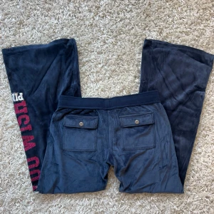 Victorias Secret pink yogapants  - Ur snygga & ovanliga byxor från Victoria’s Secret. Lågmidjade storlek s. Passar xs-m Innerbenslängd:77. Midjemått:37 stretch till 47 så midjan är super stretchig. Köp sker via köp nu, jag postar inom 24h. Kvar tills markerad såld 