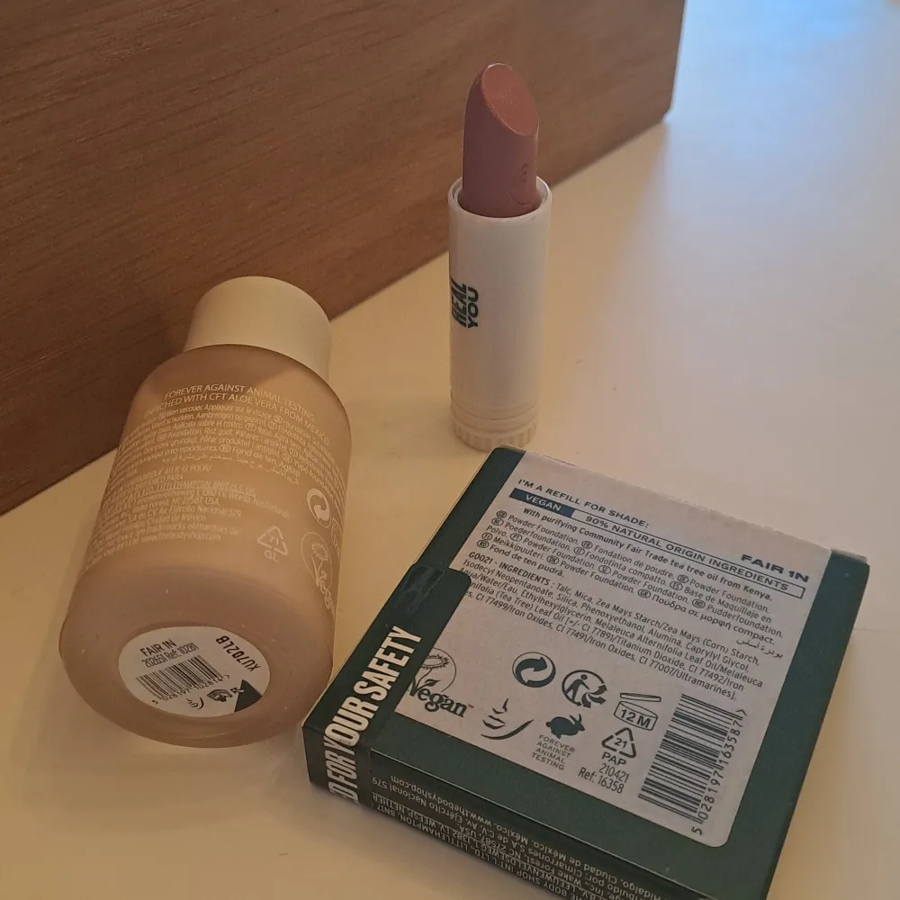 Säljer ett helt nytt set från the bodyshop fresch nude foundation i nyans:fair 1N Läppstift nyans: real you Tea tree face base foundation puder  i nyans: fair 1n Allt helt nytt och oanvänt Nypris 760kr mitt pris 300kr! Fynda vet jag!. Skönhet.