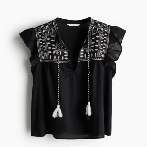 Svart blus från H&M 💗 - Jättefin blus från hm, säljer för att den inte kommer till användning. Jättebra skick, använt ca 5 gånger. 