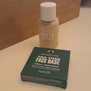 Foundation och puder från The Body Shop - Säljer en foundation och ett puder från The Body Shop. Foundationen heter Fresh Nude och kommer i en 30 ml flaska. Pudret är en Tea Tree Face Base refill i nyansen Light 1N, perfekt för att hålla huden matt och fräsch. Båda produkterna är veganska och innehåller naturliga ingredienser.