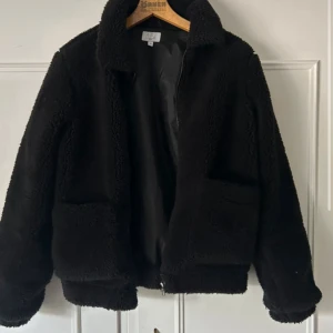 Svart teddyjacka  - Den e i bra skick,väldigt mysig och tjock till vintern. I storlek Xs