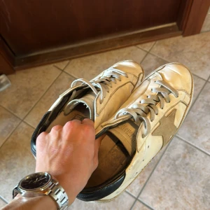 Golden Goose - Tjena! Säljer ett par stilrena Golden Goose i storlek 42 ☺️. De är lite slitna men syns inget när man har på de. Väldigt komfortabla och priset ej hugget. Hör av vid frågor! 🤗