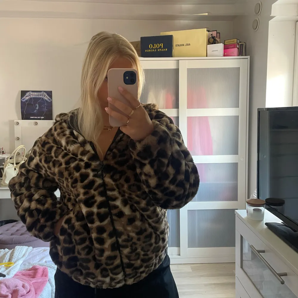 Super mysig och fin leopard jacka! Andvänd 1 gång inga defekter!💓. Jackor.