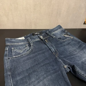 Replay jeans - Säljer dessa feta replay anbass jeansen i sjukt bra skick, använda 1 gång. Skivk 9/10. Nypris 1500kr mitt pris 699, skriv vid frågor och funderingar, möts i Stockholm eller fraktar spårbart via postnord📦