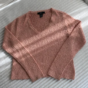 Korallfärgade stickad tröja med paljetter  - Korallfärgade stickad tröja med paljetter hör och var. Så fin! Använd men bra skick! Storlek 34/36