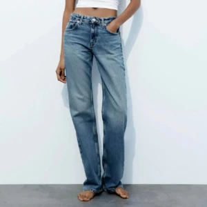 Zara jeans - Säljer nu dessa fina zara jeans i modellen Mid rise jeans från Zara, de sitter jättefint och de finns inga defekter, säljer då de tyvärr har blivit för små💕 pris kan diskuteras vid snabb affär💕