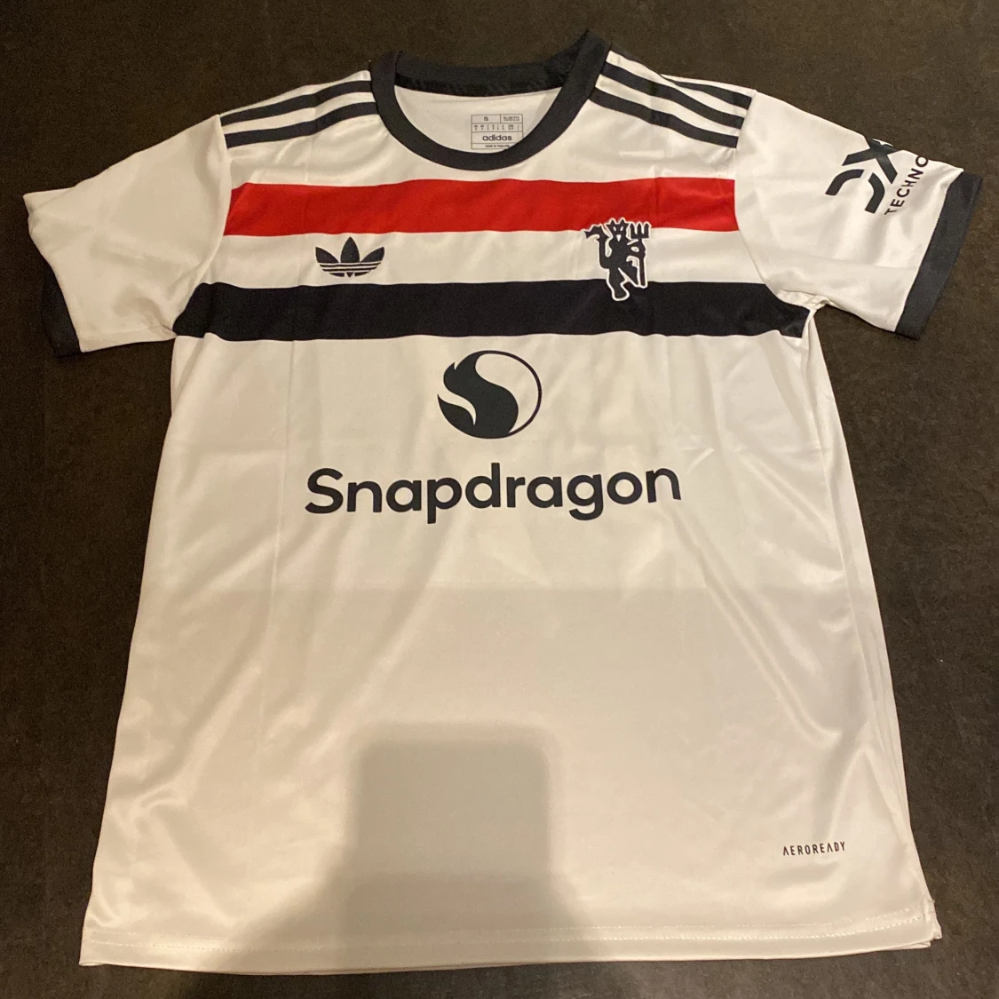 Manchester United tredjetröja med garnacho på ryggen