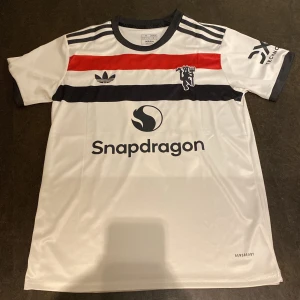 Manchester United tredjetröja med garnacho på ryggen - Manchester uniteds nya tredjetröja med garnacho #17 på ryggen. Storlek S och i nyskick. Uniteds snyggaste tröja denna säsongen enligt mig.