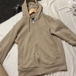 gant tröjan beige  - storlek M väldigt skönt material har använd få gånger köpte frön johnell, ny pris 1000 kr