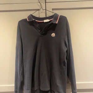 Moncler pike  - En svart moncler pike i bra skick size L men sitter som M hade inte rekommenderat och köpa om du har L 