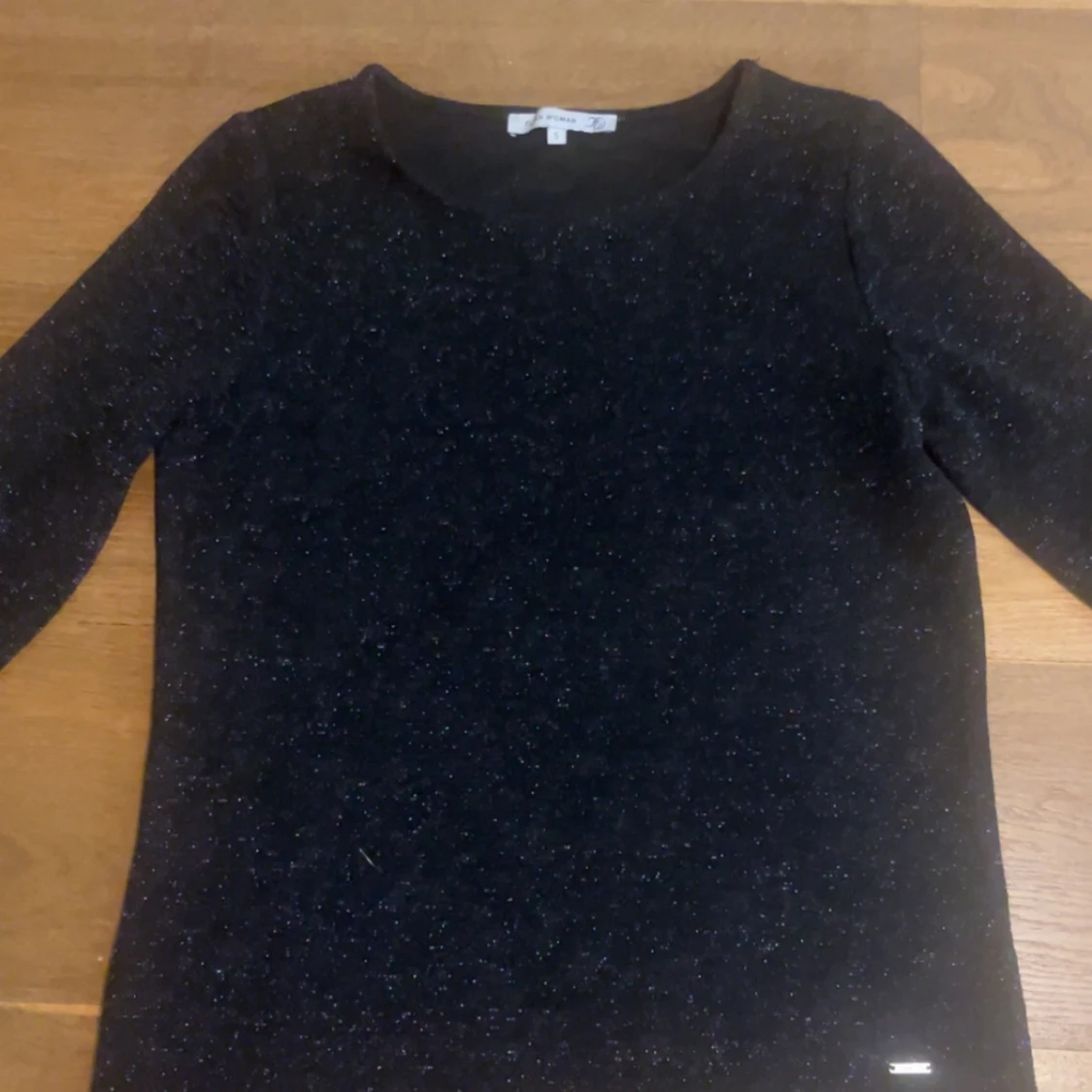 Glittrig trekvarts tröja