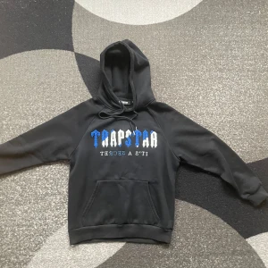 Trapstar hoodie - Säljer nu denna Trapstar hoodie i storlek S eftersom att jag inte använder den. Den är endast använd 1 gång så den är helt ny nästan. Priset är inte fast.