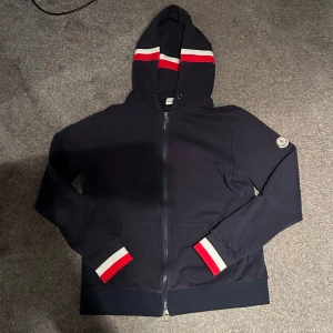Moncler zip hoodie - Moncler Zip i använt skick Storlek M sitter som S Skammbud nekas direkt