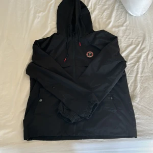 Trapstar Jacka - Säljer nu min trapstar jacka eftersom att den inte passade mig 9/10 skick, Tveka inte på att fråga om extra bilder! Pris kan diskuteras.