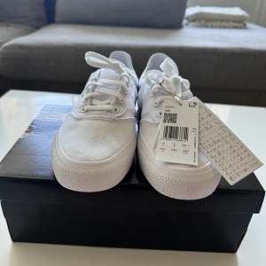 adidas Originals 3MC VULC - Sneakers - footwear white - Oanvänd, i original emballage/förpackning. Original pris 829kr. Kvitto finns. Storlek 39 1/3.