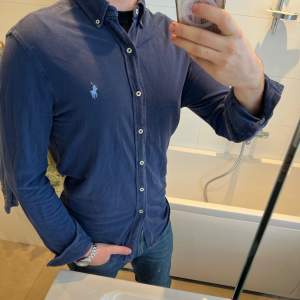 Blå skjorta från Ralph Lauren. Helt fel fri. Jag är 186cm lång.  Skriv om ni har några frågor!