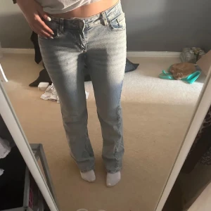 Jeans hm  - Säljer dessa jeansen för din tyvärr inte passade, köpte här på plick, och bilden är från tjejen jag köpte byxorna av❤️ kom priv innan ni använder köp nu!!