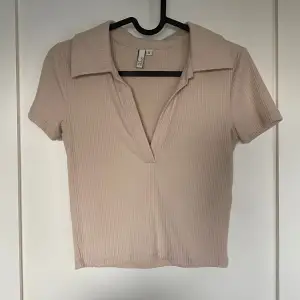 Beige skjort-topp från Nelly! Säljer pågrund av att den inte kommer till användning. Hör av dig vid intresse eller frågor! 💕Storlek: S