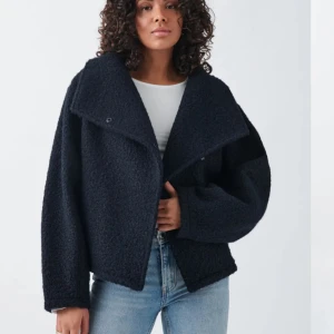 soft boucle jacket - säljer denna jätte fina kappa i nyskick, använd fåtal gånger. säljer då den inte kommer till användning tyvärr