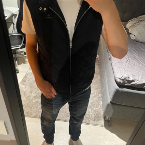 Gant väst - Säljer denna feta Gant västen då jag slutat använda den. I stort sett perfekt skick. Priset är inte hugget i sten och kan diskuteras. (Nypris 1800). Jag är ca 180 och den sitter bra.