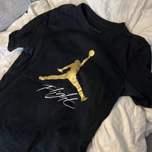 T-shirt  - Jorden tröja storlek s