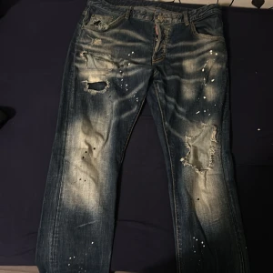 Dsquared jeans  - Tja säljer ett par Dsquared jeans i färgen blå pga att jag inte använder dom längre. Finns inga defekter på dom o är i bra skick, har tyvärr inga bilder med dom på. Har ni andra frågor ställ🙌🏻