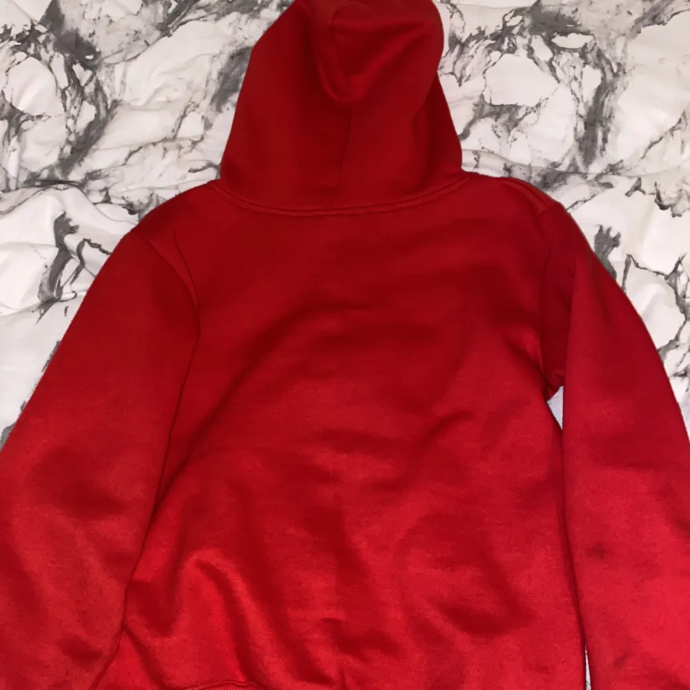 Säljer min Rhinestone zip hoddie. Den är i bra skick och det på ärmen går nog bort om man tvättar ärmen. Förutom det så är den bara bra. Pris kan ändras. . Hoodies.