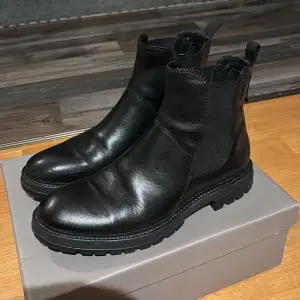 Ett par Johnny 2.0 boots från Vagabond. Köpta för 1400. Använda ett fåtal gånger då dem är för små för mig så otroligt bra skick. Säljes för 1000 