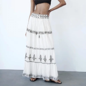 Lågnkjol - Funderar på att sälja denna jätte fina långkjol från zara💕 Säljer endast vid bra pris! 