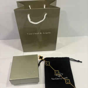 Van Cleef & Arples Armband - 18k guldplatterad 💛 Leverans tid 1-3 arbetsdagar 🚚  Följ oss gärna på Instagram @vitaparlan.co 🤩