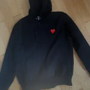 Comme des garcons hoodie köpt på NK i Göteborg. I fint skick. 