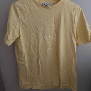T shirt  - Säljer denna fina t shirt från NaKd med tryck! Används inte och knappt använd.