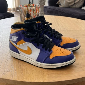 Jordan 1 mid - Säljer mina gammla Jordan 1s. Har bara några få ynkliga skador. Det sitter crease skydd i skorna som man kan ta ut ifall man vill. Priset kan diskuteras.