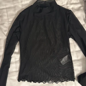 Mesh topp - Mesh topp från gina med detaljer vid kanterna