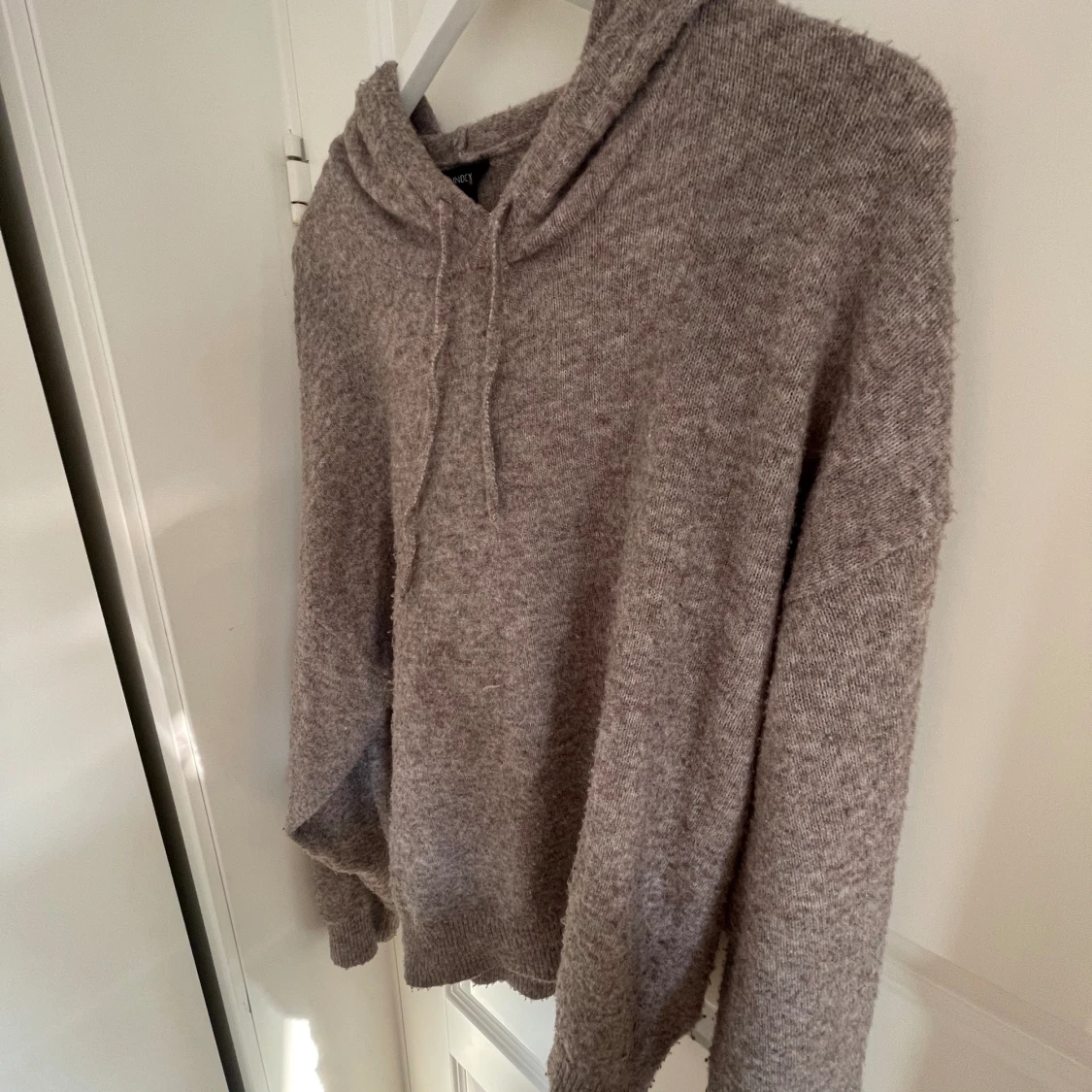 Såå snygg beige stickad hoodie - 90