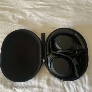 Sony hörlurar - Säljer dessa hörlurar då de knappt använts de senaste åren. Det är trådlösa Sony WH-1000xm3, de är sparsamt använda och har precis fräschats upp och rengjorts. Skicket är typ upp 8/10, laddsladd, fodral och sladd för kabelanslutning ingår :)