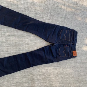 Mörkblå bootcut jeans - Väldigt fina bootcut jeans från Levis💖 säljer pga för korta i benen, jag är 170 cm 💕knappt använda, som nya!! 