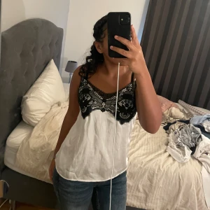 Fin blus  - Jätte fin blus i jättebra skick med spets ditalier 