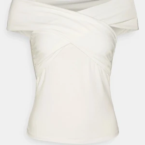 Vit off shoulder topp - Säljer denna slutsålda off shoulder toppen från gina i storlek S, toppskick skriv gärna om ni vill ha fler bilder💕💕