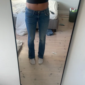 bootcut jeans - Skit snygga litet hål på knät Mått se bild💗💗