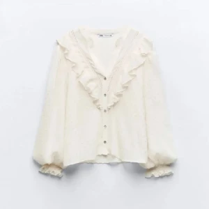 Zara blus  - Jätte fin blus använd 1 gång! Storlek M men passar mig som har S i kläder